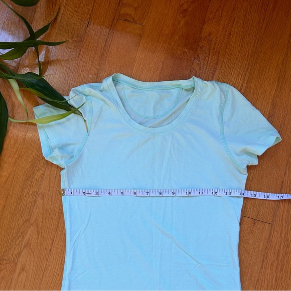 Lululemon T-shirt - Like New! - Picture 4 of 6